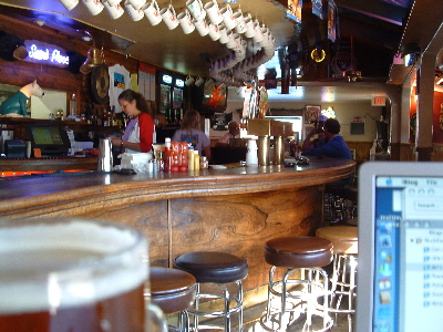 beer%2c%20laptop%2c%20bar.jpg